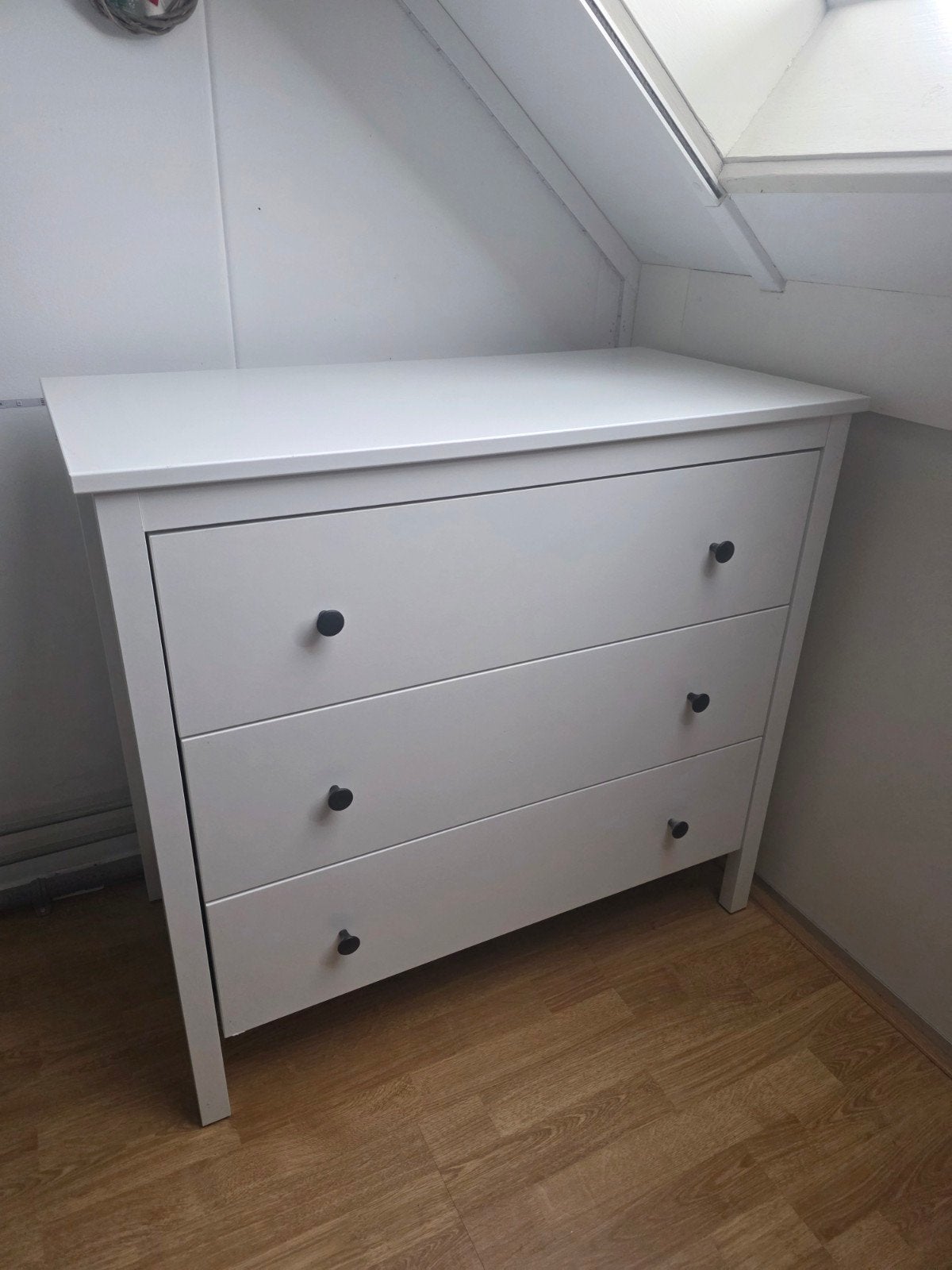 Koppang ladekast wit met 3 laden (met klein defect), Huis en Inrichting, Ophalen, Gebruikt, 50 tot 100 cm, 3 of 4 laden