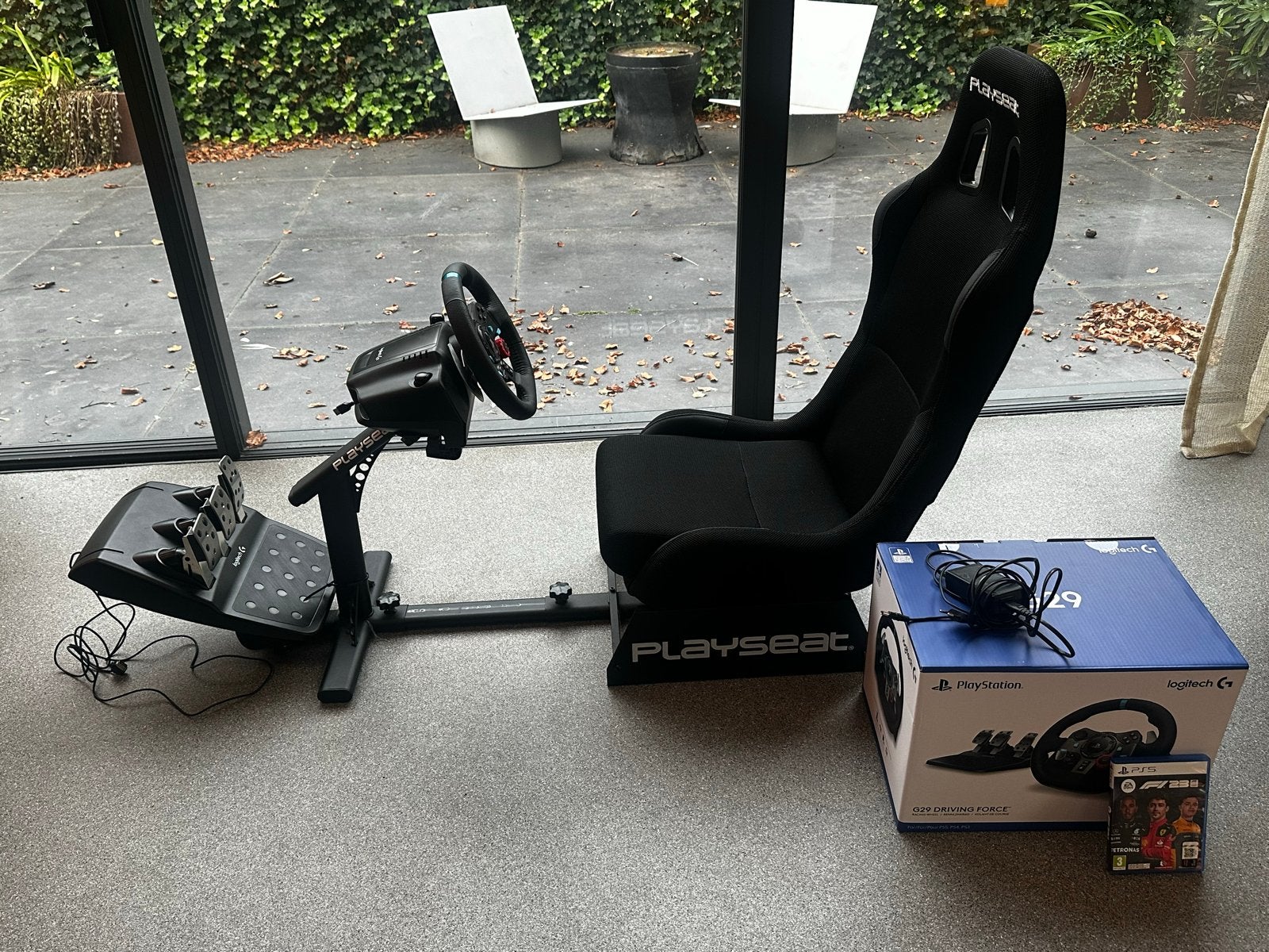 Playseat + Logitech G29 racestuur en pedalen  en F1 23 (PS5)