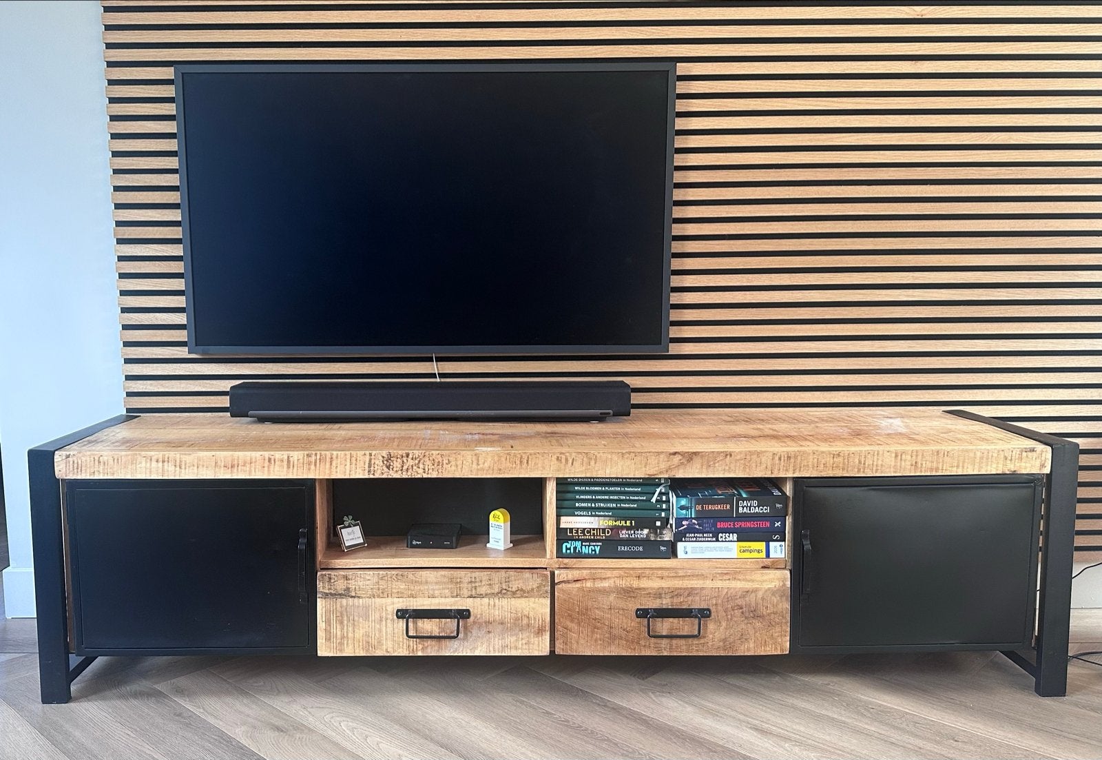 Robuust TV-meubel van mangohout en metaal, Ophalen, 150 tot 200 cm, Zo goed als nieuw, 25 tot 50 cm