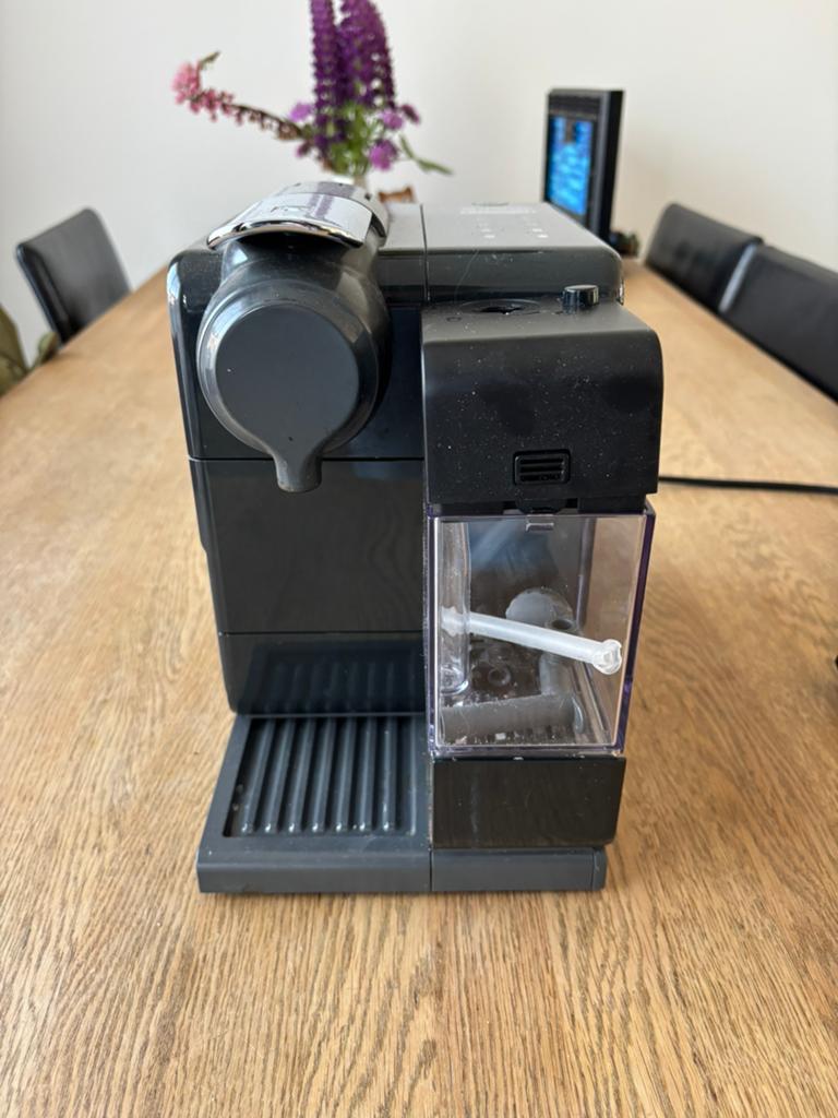 DeLonghi Latissima Touch - Nespresso met melkopschuimer, Ophalen of Verzenden, Zo goed als nieuw, Koffiemachine