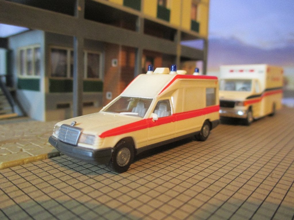 1985-1989 Mercedes Benz Miesen 124L Bonna Ambulance, Ophalen of Verzenden, Zo goed als nieuw, Auto, Herpa