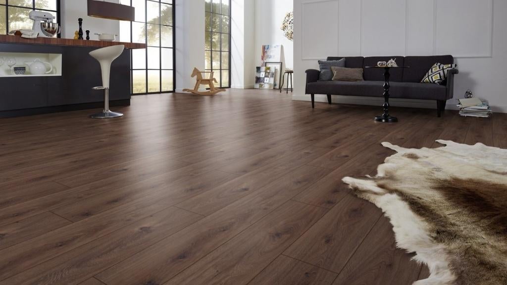 75m2 laminaat te koop donkerbuin houtlook 8 mm!, Huis en Inrichting, Stoffering | Vloerbedekking, Bruin, 75 m² of meer, Donkerbruin