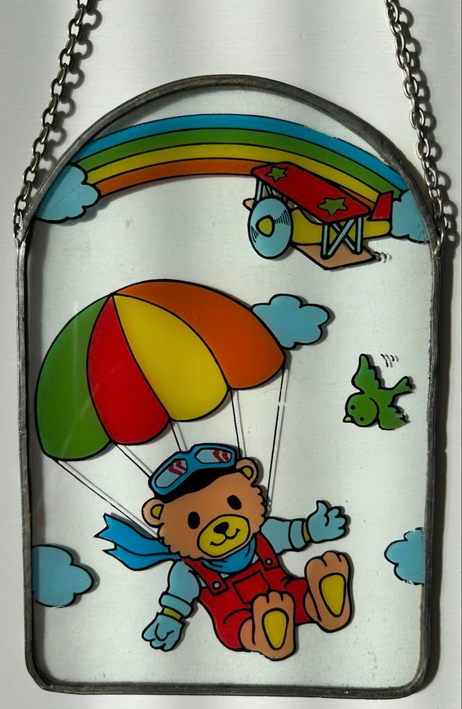 Vintage glas-in-lood raamhanger beer met parachute, Kinderen en Baby's, Ophalen of Verzenden, Gebruikt, Wanddecoratie