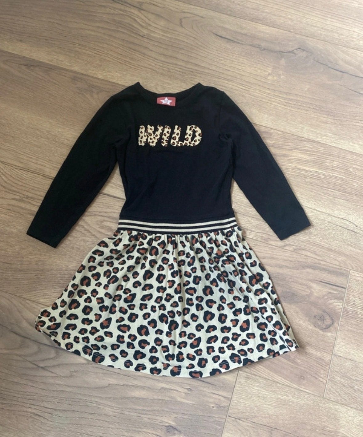 Leuke jurk met 'WILD' opdruk en panterprint, maat 104/110, Ophalen of Verzenden, Zo goed als nieuw, Meisje, Jurk of Rok