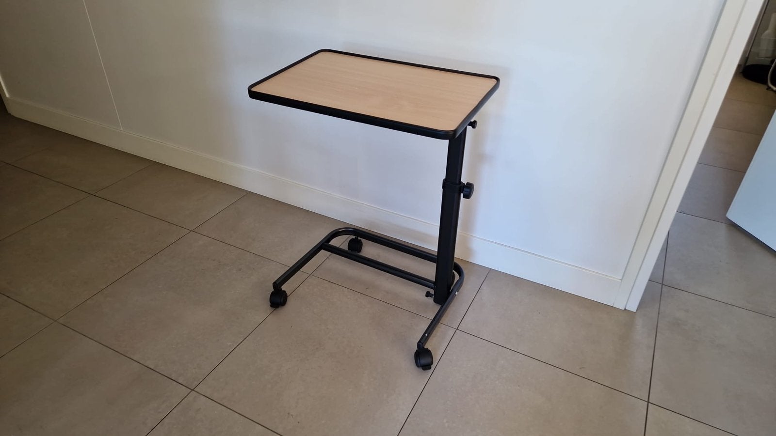 Verstelbare bijzettafel op wieltjes, Ophalen, Gebruikt, 55 tot 75 cm, 60 cm of meer