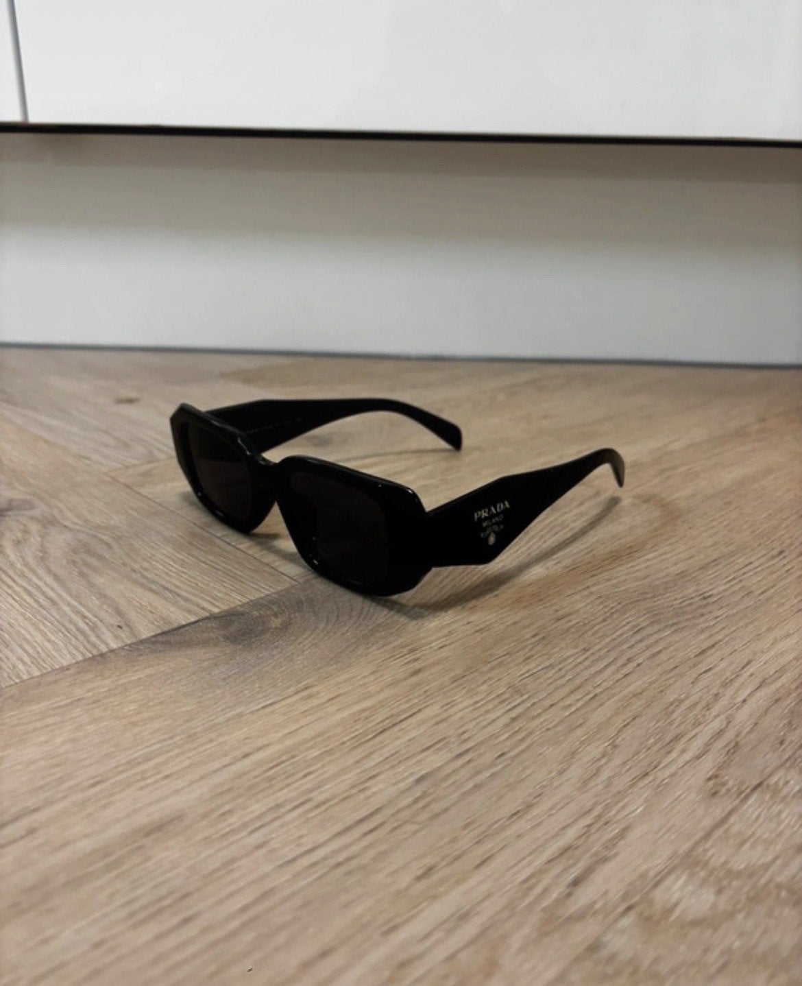 Prada Milano Zonnebril PR 09ZS Zwart, Zonnebril, Prada, Zwart, Ophalen of Verzenden