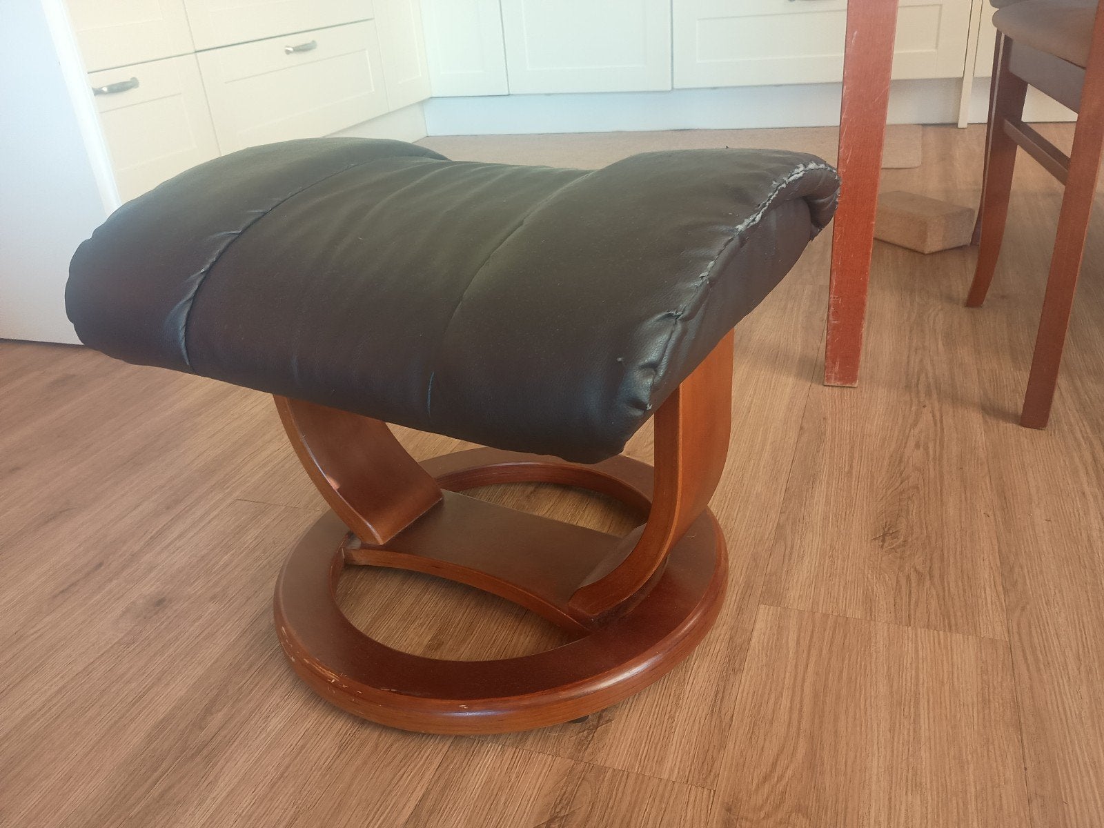 Ekornes Stressless Voetensteun - Zwart Kunstleer, Huis en Inrichting, Ophalen, Gebruikt, Rechthoekig, Hout