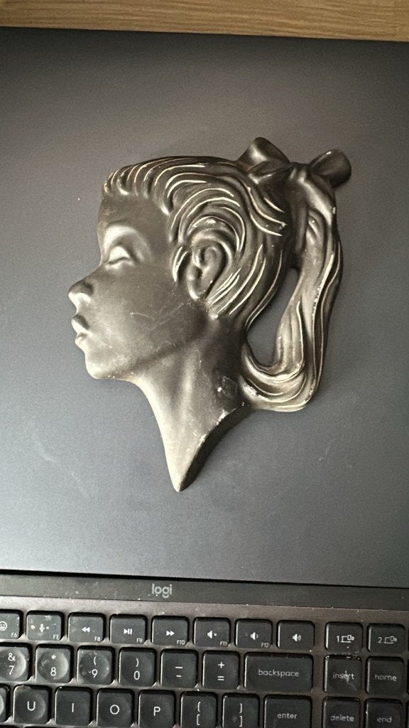 Vintage metalen wanddecoratie vrouwenprofiel – Kroon 308, Antiek en Kunst, Ophalen of Verzenden
