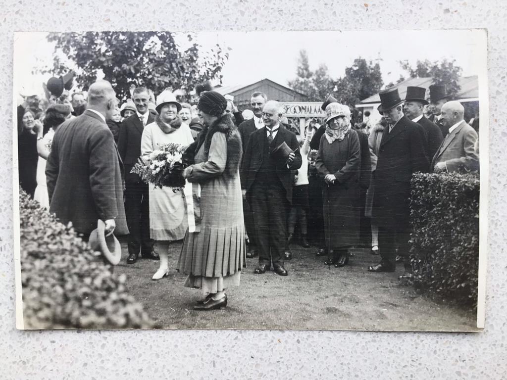 Amsterdam fotokaart Koninklijk bezoek volkstuinen 1928, Ophalen, 1920 tot 1940, Ongelopen, Noord-Holland