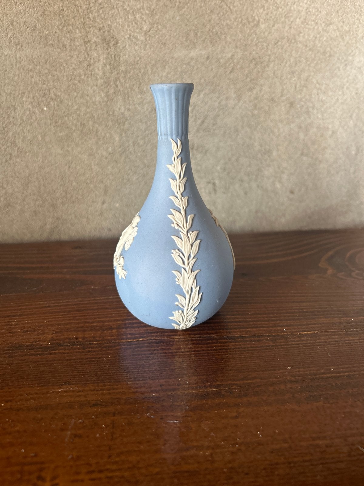 Wedgwood Pale Blue Jasperware Bud Vaasje met Engeltjes, Ophalen of Verzenden