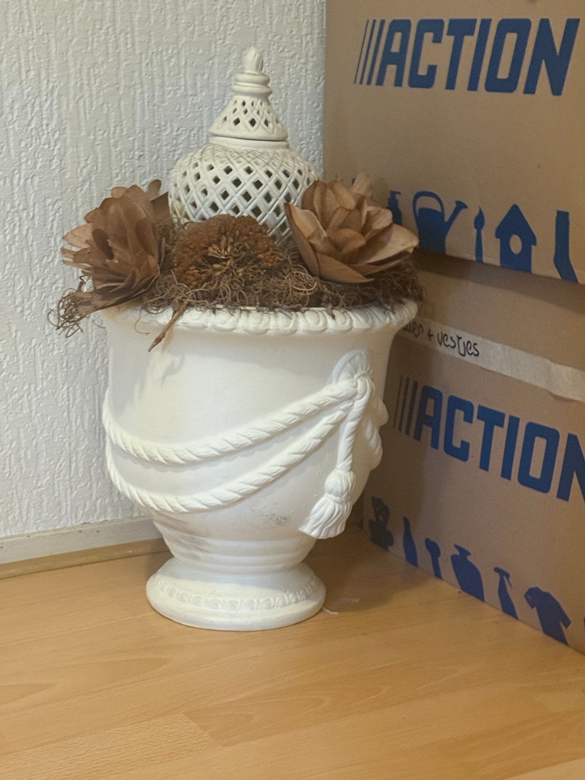 Sierlijke decoratieve pot met kunstbloemen, Ophalen, Gebruikt, Klassiek, Wit