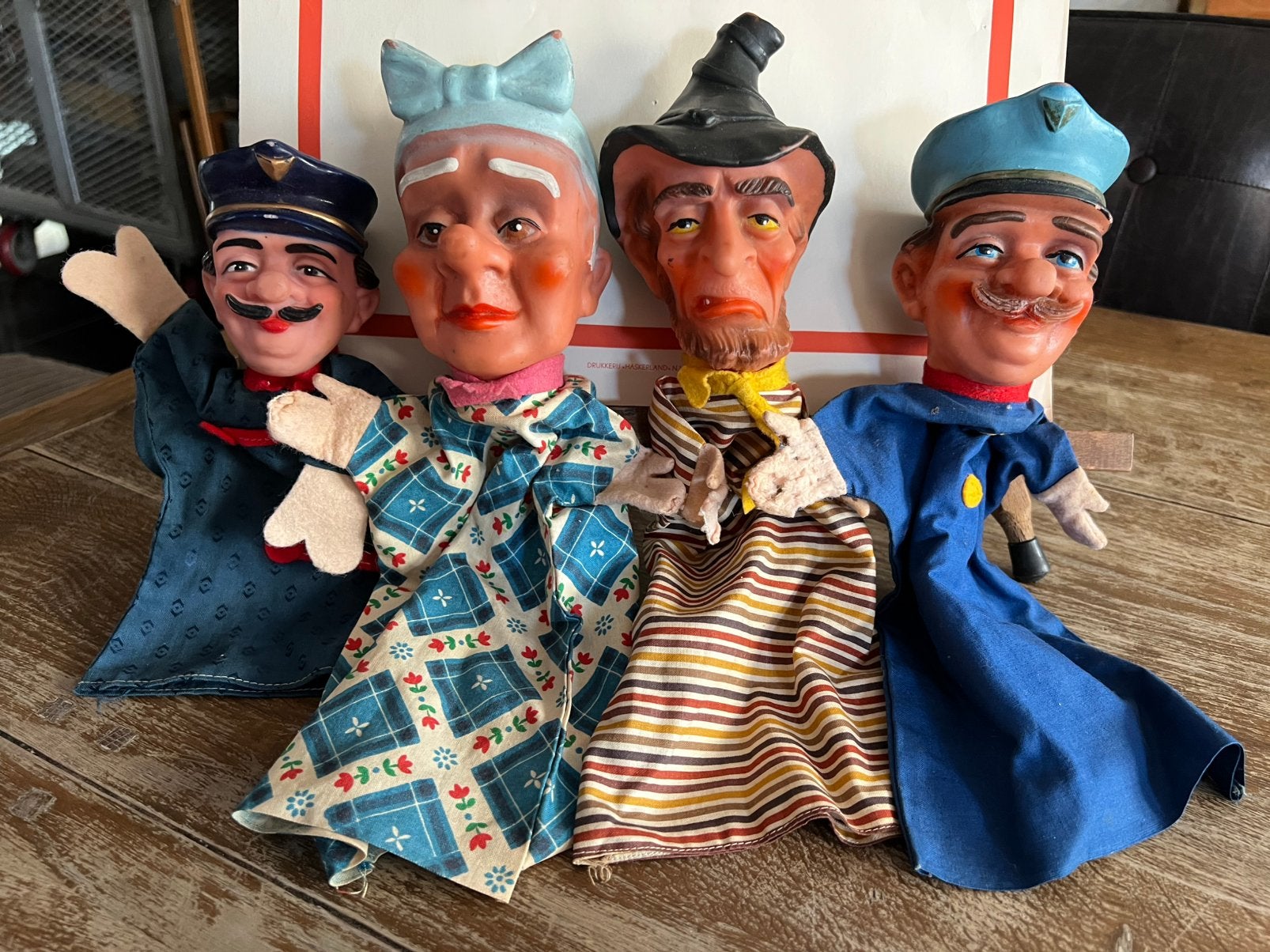 VINTAGE POPPENKASTPOPPEN