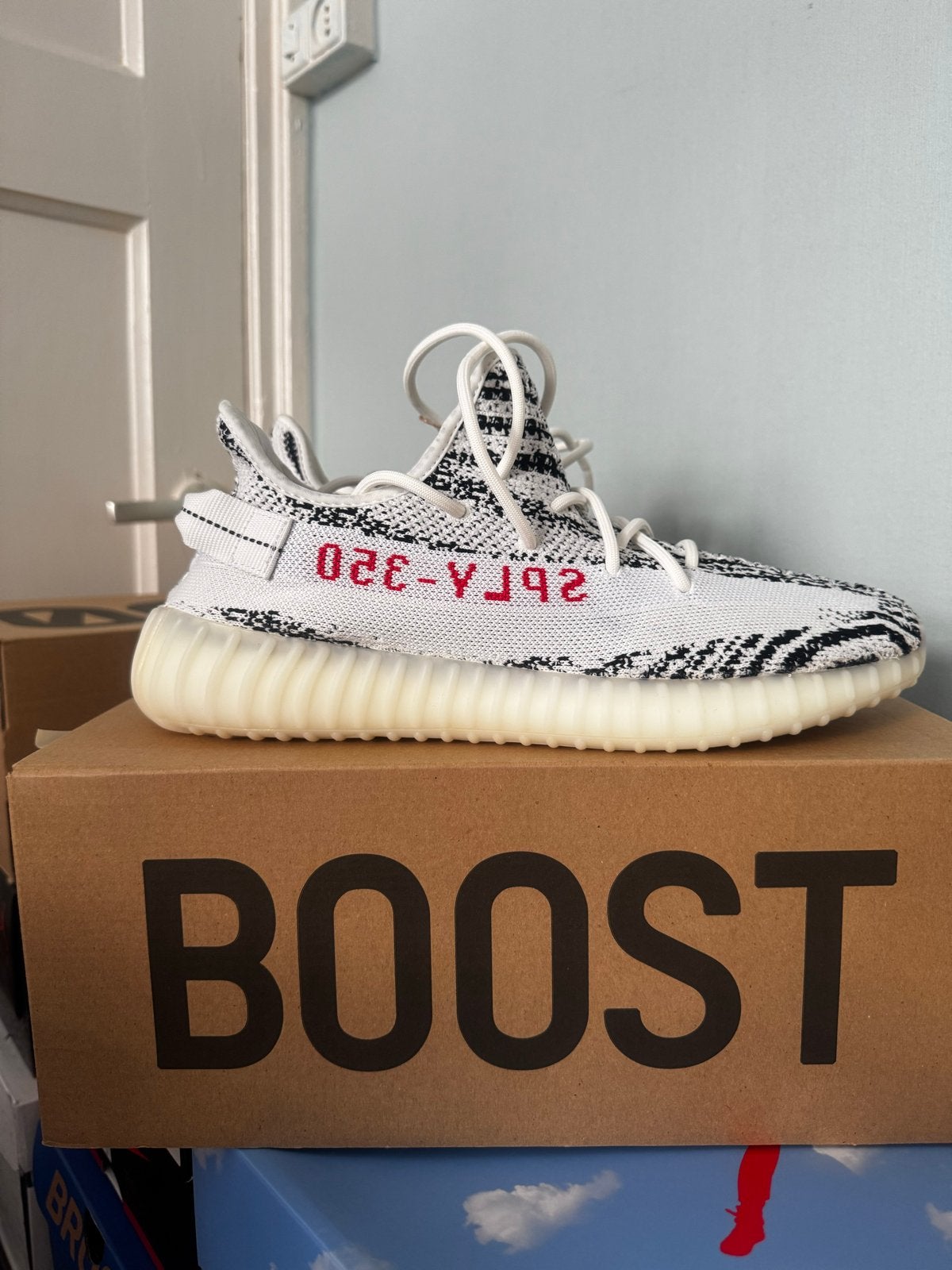 Adidas Yeezy Boost 350 V2 Zebra - Maat 45 ⅓, Wit, Nieuw, Ophalen of Verzenden, Sneakers of Gympen