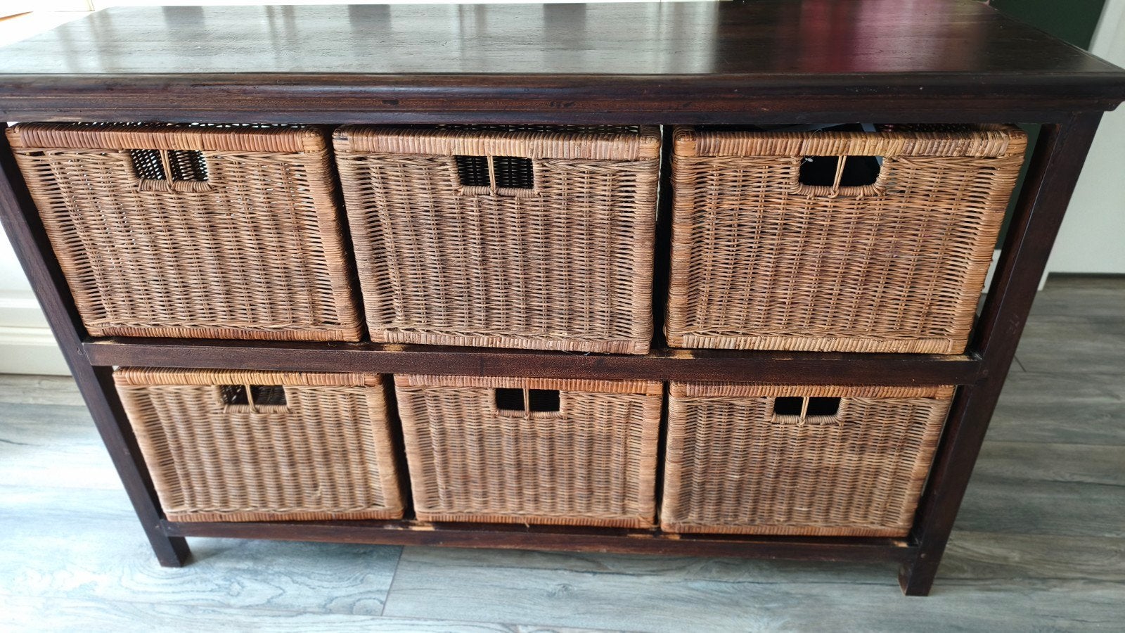 Teak dressoir met 6 rieten manden - 135x42x83 cm, Ophalen, Gebruikt, 100 tot 150 cm, Teakhout