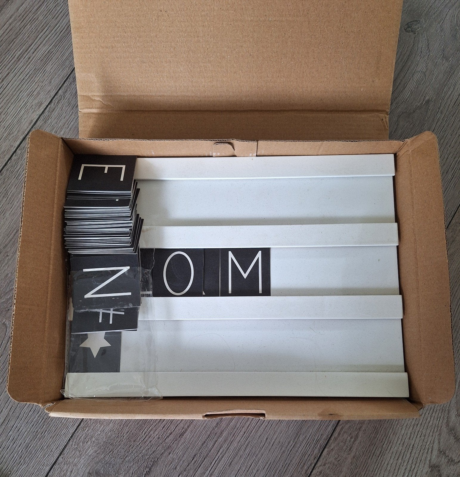 Xenos DIY tekstbord met 88 letters 21 x 29,5 cm, Huis en Inrichting, Woonaccessoires | Overige, Ophalen of Verzenden, Zo goed als nieuw