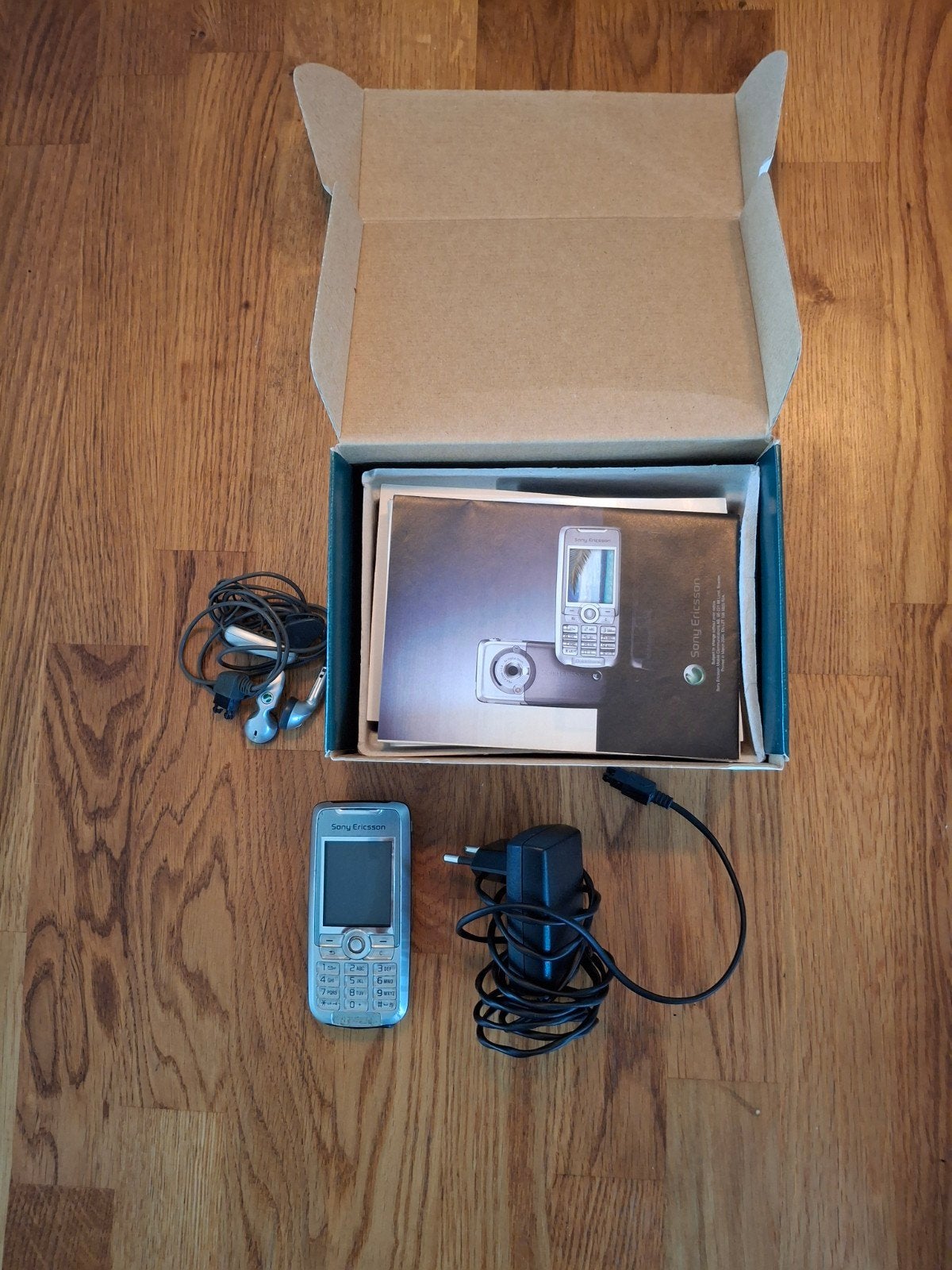 Sony Ericsson Klassieke Telefoon met Oplader en Oordopjes, Telecommunicatie, Mobiele telefoons | Sony, Ophalen of Verzenden, Zwart