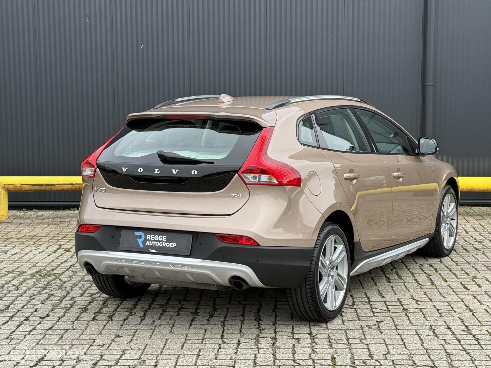 Volvo V40 Cross Country 1.6 T4 Summum 180PK NIEUWSTAAT, Auto's, Voorwielaandrijving, 4 cilinders, Bruin, 179 pk