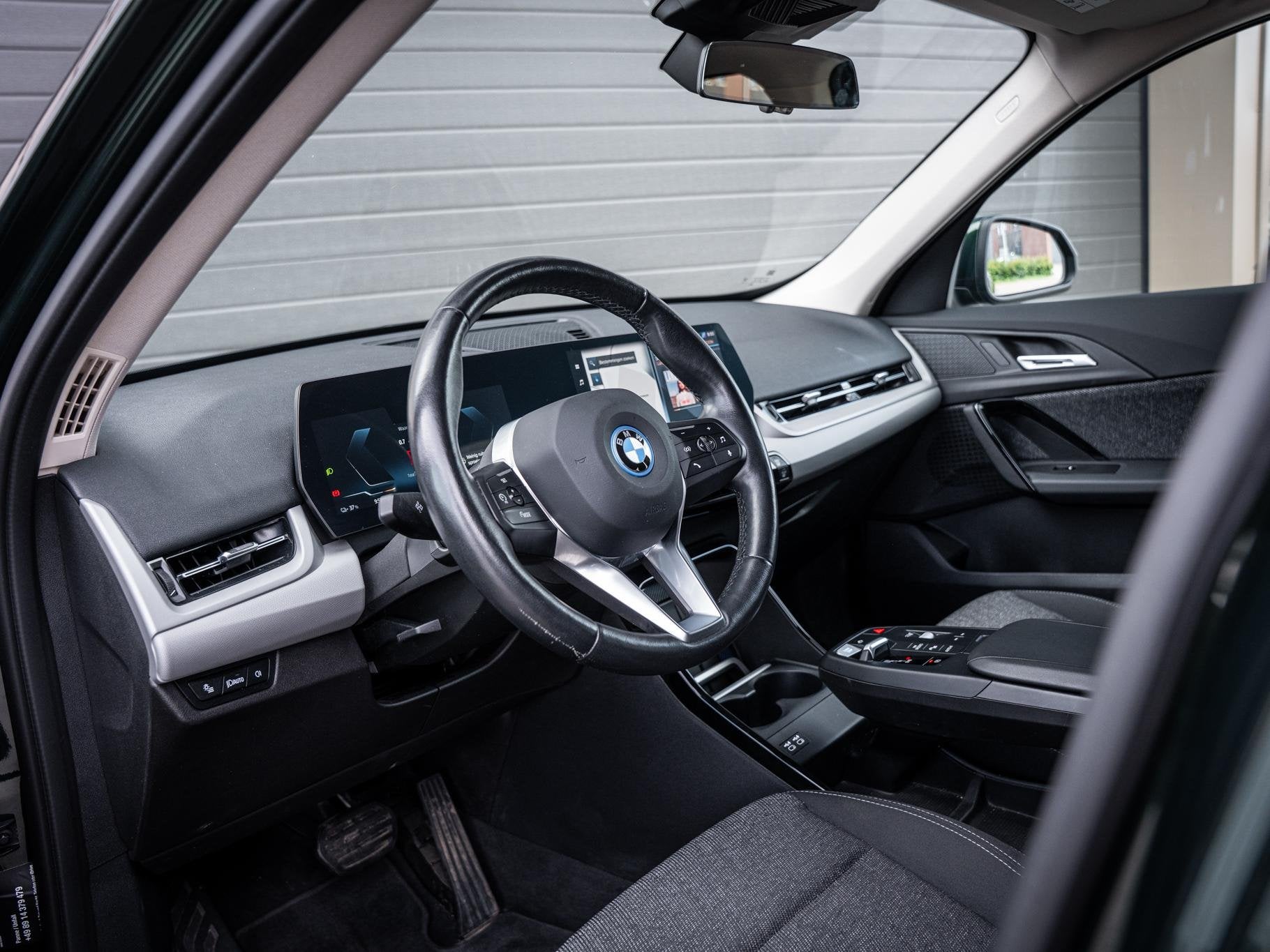 BMW iX1 xDrive30 67 kWh - Camera l Trekhaak l Keyless l Carp, Auto's, BMW, Automaat, Stof, 67 kWh, Vierwielaandrijving