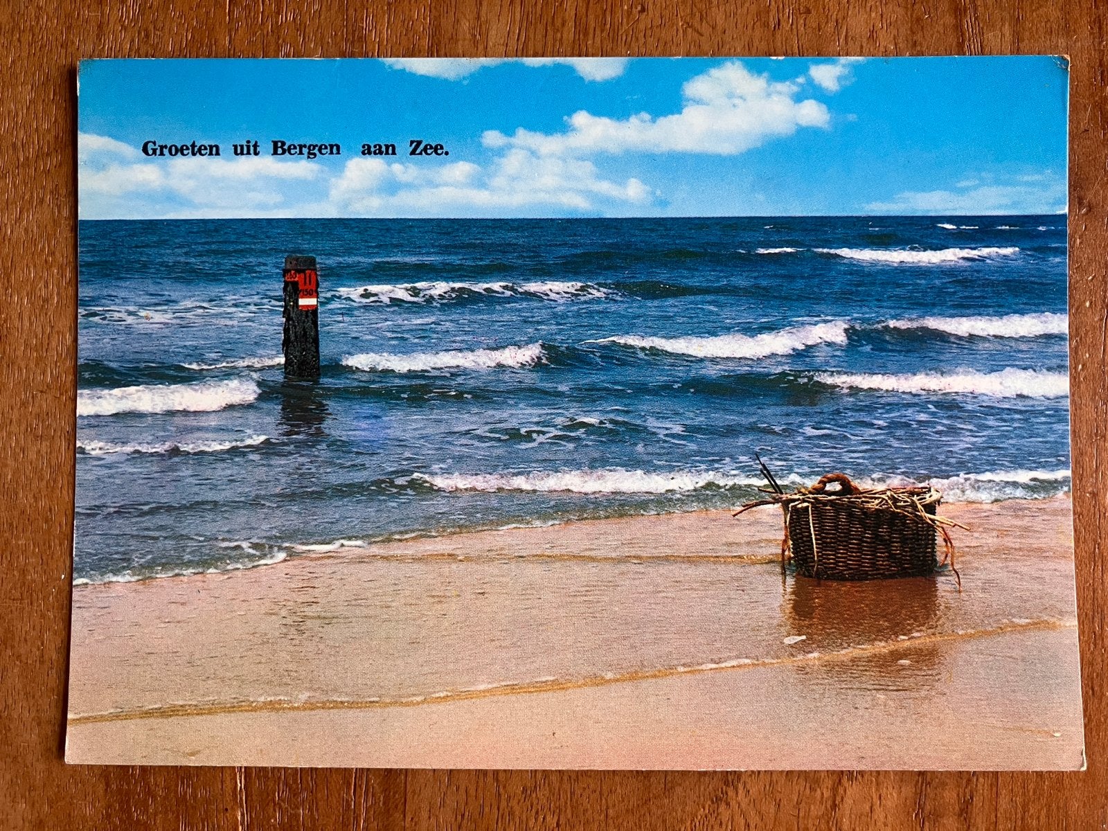 Groeten uit Bergen aan Zee. Mand op het strand bij Paal 11, Ophalen of Verzenden, 1960 tot 1980, Gelopen, Noord-Holland