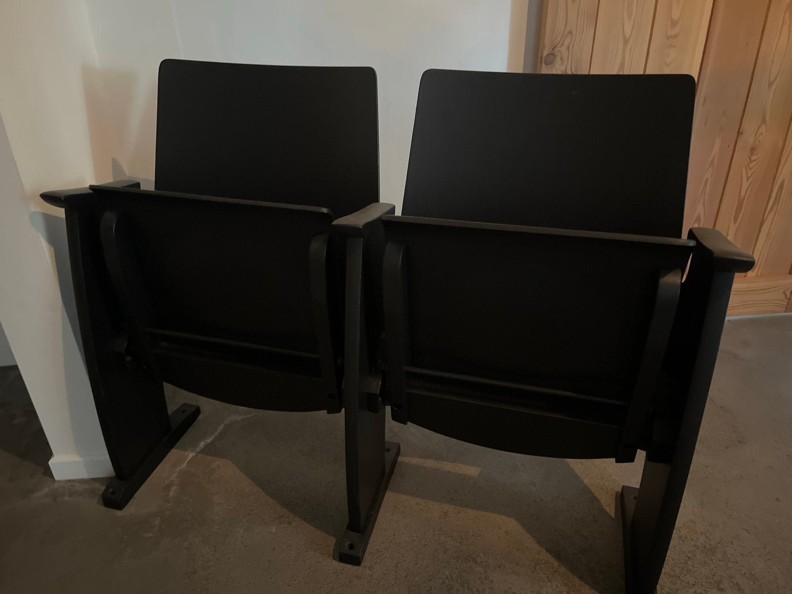 Twee zwarte bioscoopstoelen - Gebruikt, Huis en Inrichting, Ophalen, Gebruikt, Twee, Zwart
