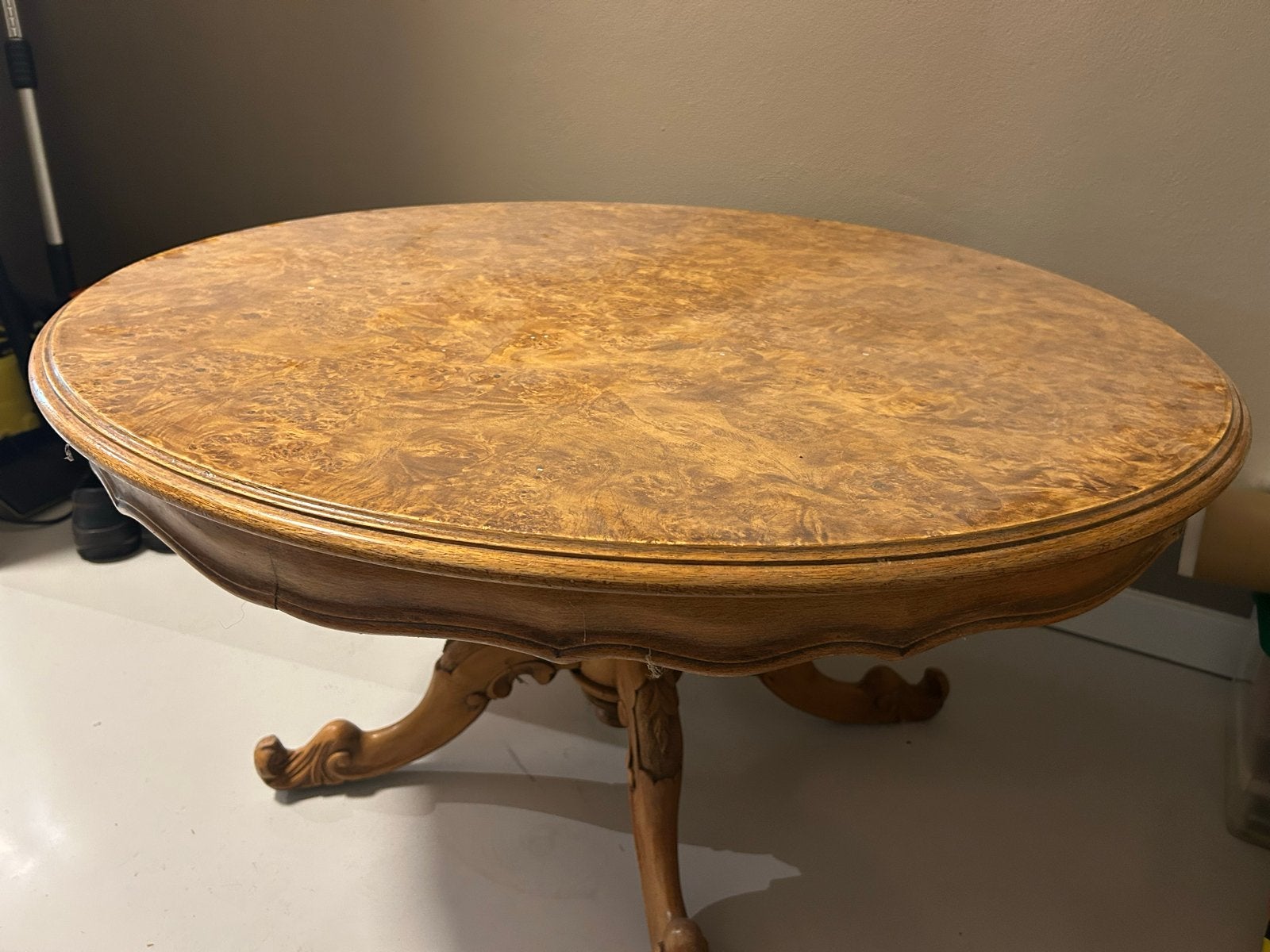 Antieke ronde salontafel notenhout blad met sierlijke poten, Antiek en Kunst, Ophalen