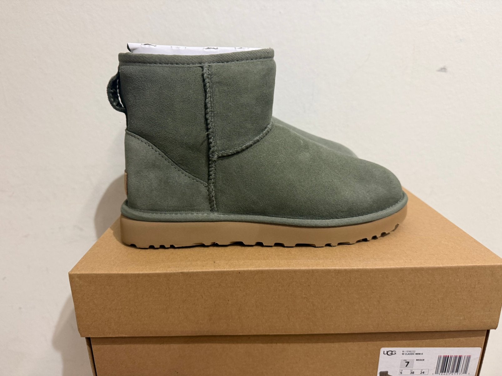 Te koop nieuwe UGG Classic Mini II Moss Green maat 38, Postlaan 3, UGG, Nieuw, Ophalen of Verzenden