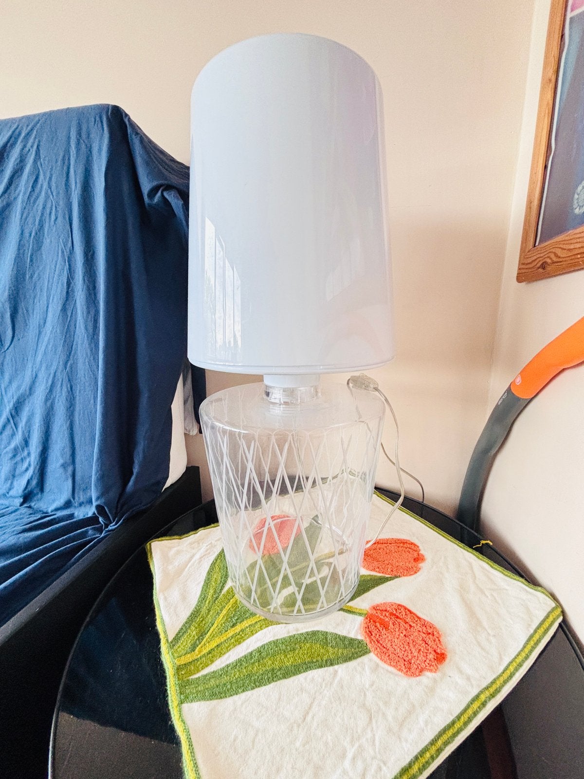 IKEA tafellamp met witte kap, Huis en Inrichting, Lampen | Tafellampen, Ophalen, Kunststof, Gebruikt, Wit