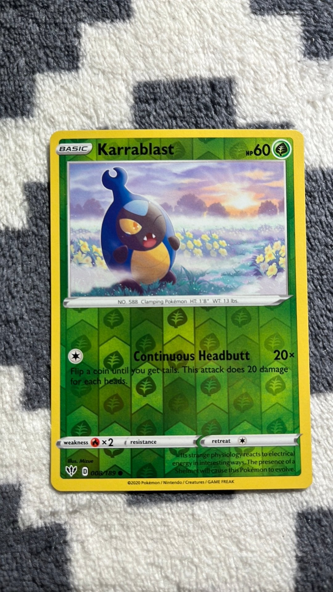 Holo Pokémon kaart Karrablast 008/189 - Goede staat, Ophalen of Verzenden, Zo goed als nieuw, Losse kaart, Foil