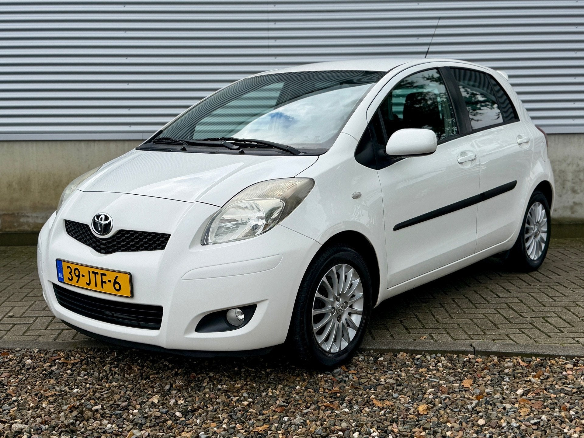 Toyota Yaris 1.3 VVTi Dynamic 101pk [1e eig dealer oh, cruis, Auto's, Voorwielaandrijving, Zwart, 4 cilinders, Wit