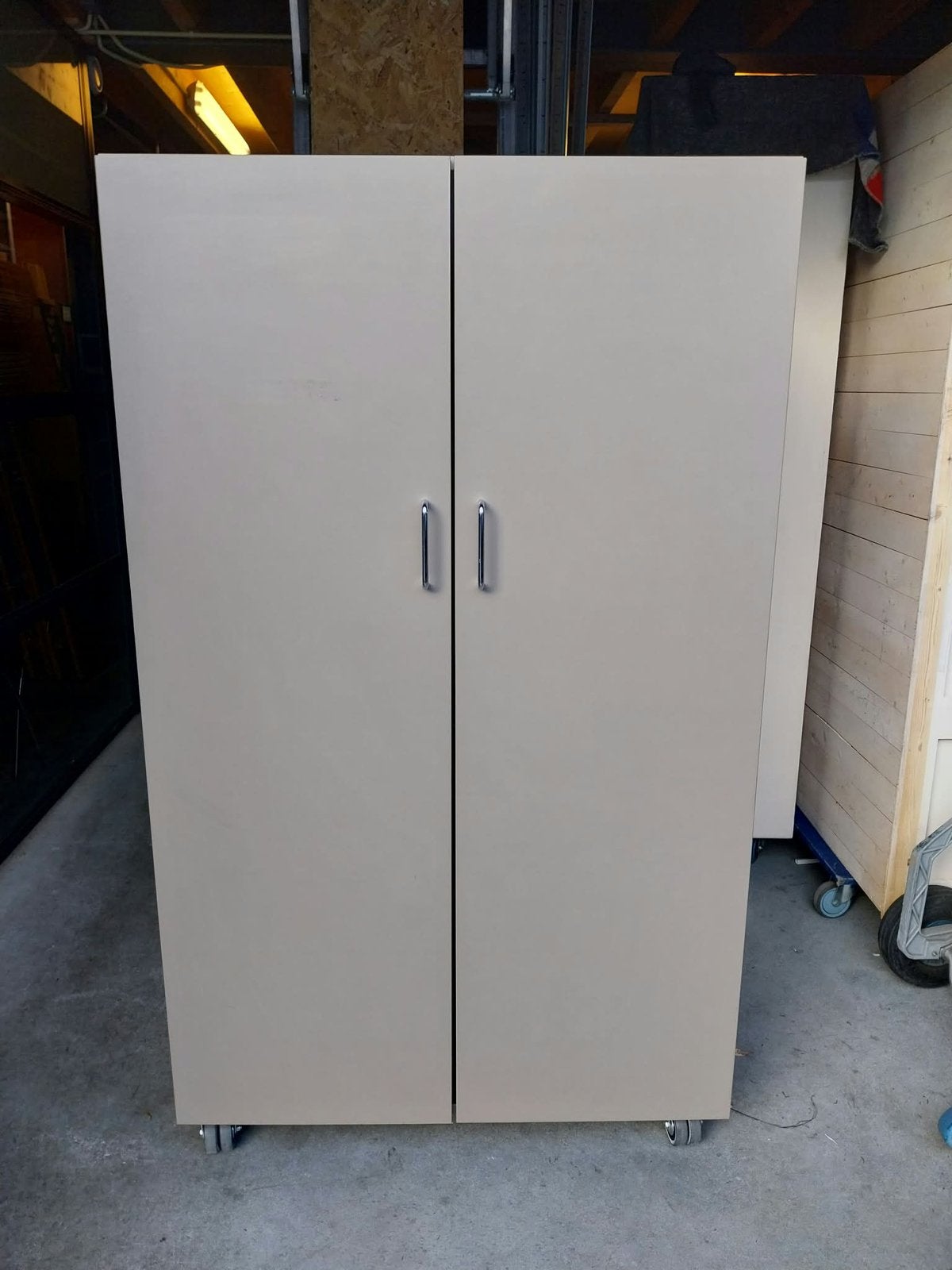 Degelijke houten kast, Ophalen, Zo goed als nieuw