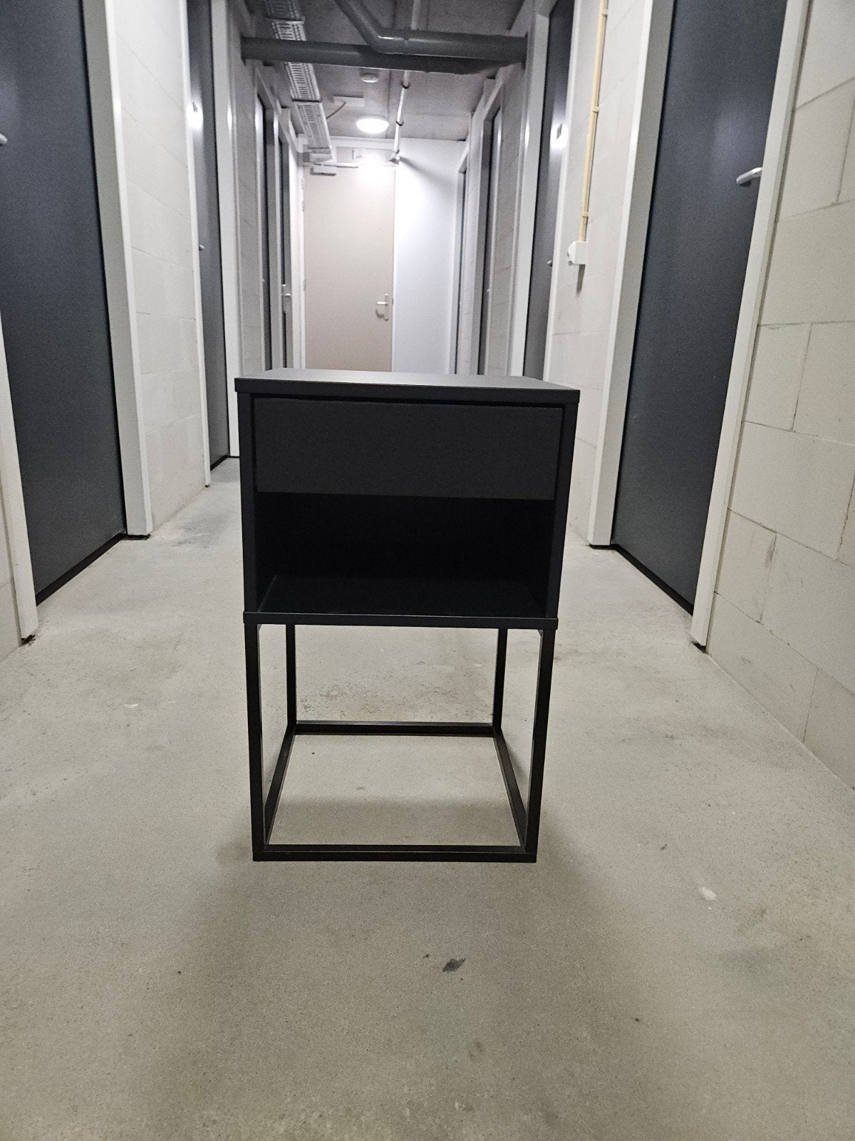 Ikea nachtkastje/bijzettafel met lade, Huis en Inrichting, Slaapkamer | Nachtkastjes, Ophalen, Minder dan 45 cm, Metaal of Aluminium