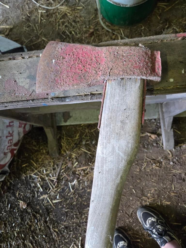 Oude bijl met houten steel, Ophalen, Gebruikt
