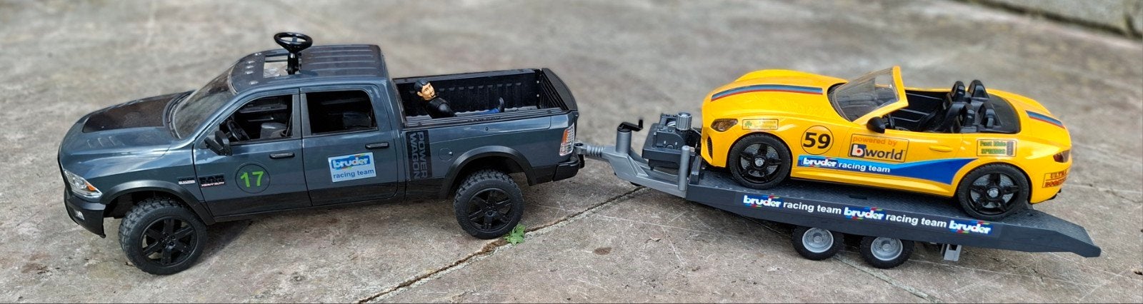 Bruder RAM 2500 Power Wagon met racewagen en trailer, Ophalen of Verzenden, Zo goed als nieuw