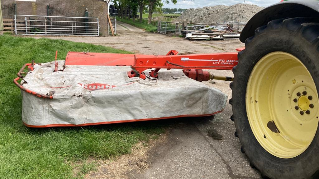 Kuhn FC243, Ophalen, Weidebouw