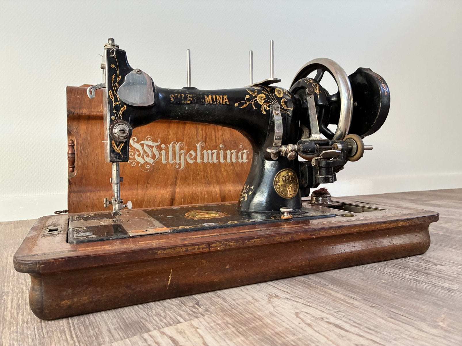Wilhelmina Dürkopp naaimachine met parelmoet ingelegd, Ophalen