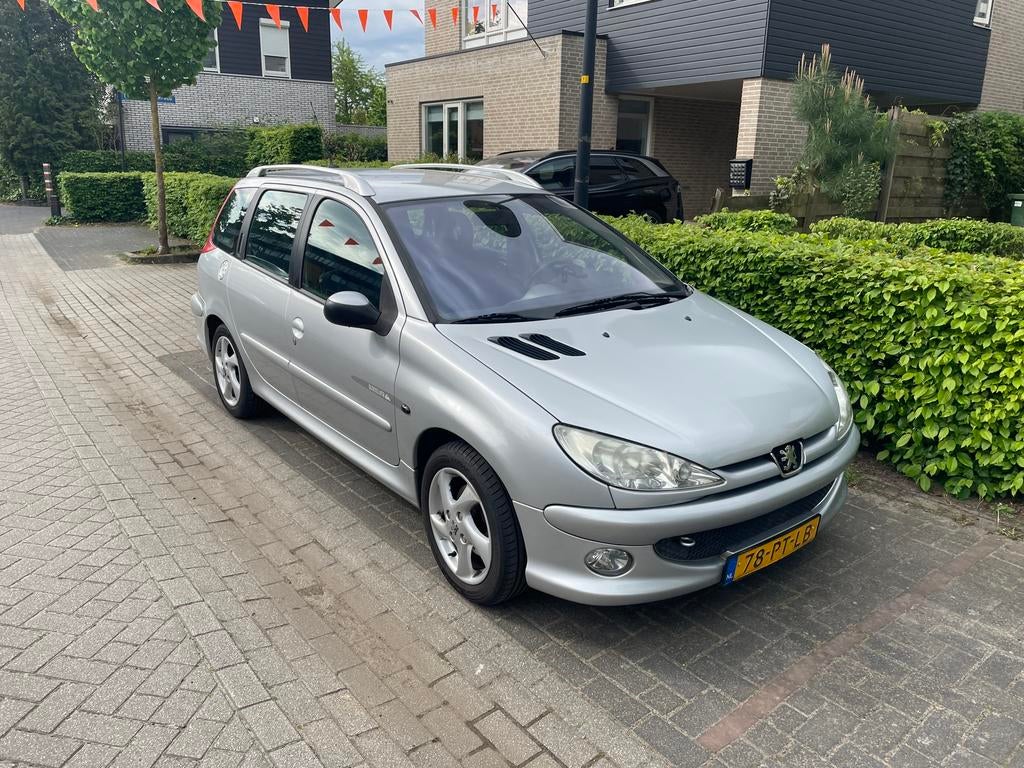 Peugeot 206 1.6 16V SW 2004 Grijs quicksilver, Auto's, Peugeot, Voorwielaandrijving, 15 km/l, 40 €/maand, 4 cilinders