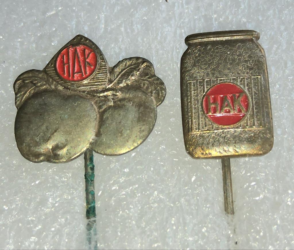 2 Vintage HAK Speldjes: Appel en Pot, Ophalen of Verzenden, Gebruikt, Merk, Speldje of Pin