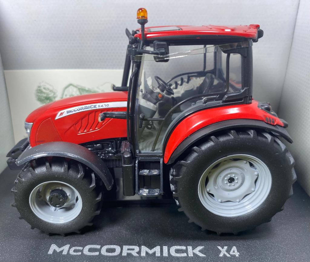 McCormick X4 tractor 1:32 Universal Hobbies, Ophalen of Verzenden, Nieuw, Tractor of Landbouw, Universal Hobbies