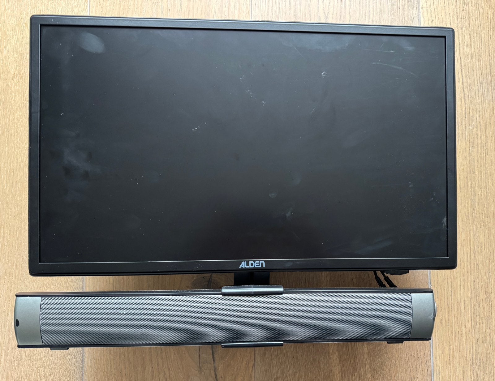 TV met soundbar en steun, Ophalen, Zo goed als nieuw