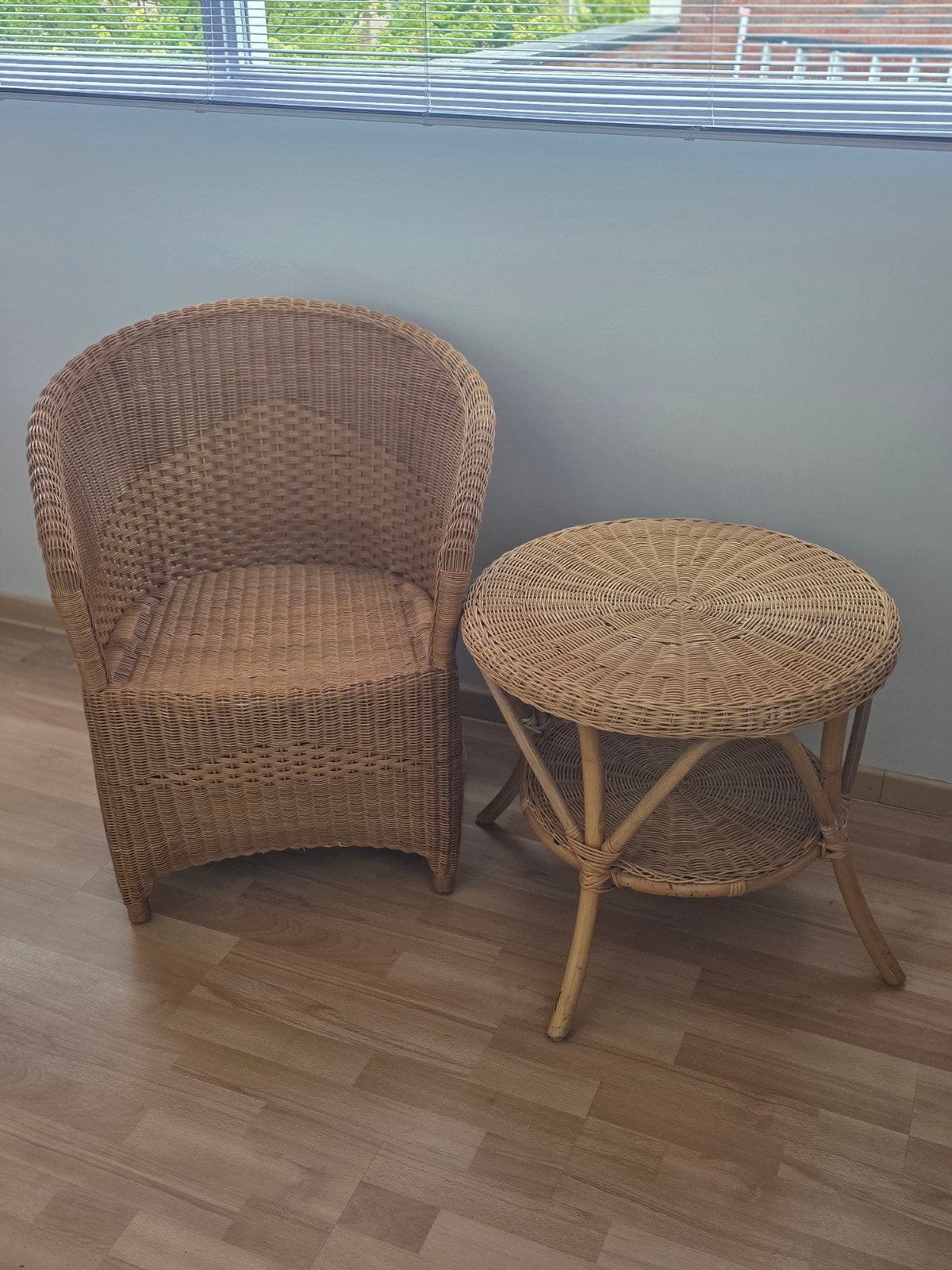 Rieten stoel met bijhorende tafel, Huis en Inrichting, Ophalen, 90 cm, Eenpersoons, Zo goed als nieuw