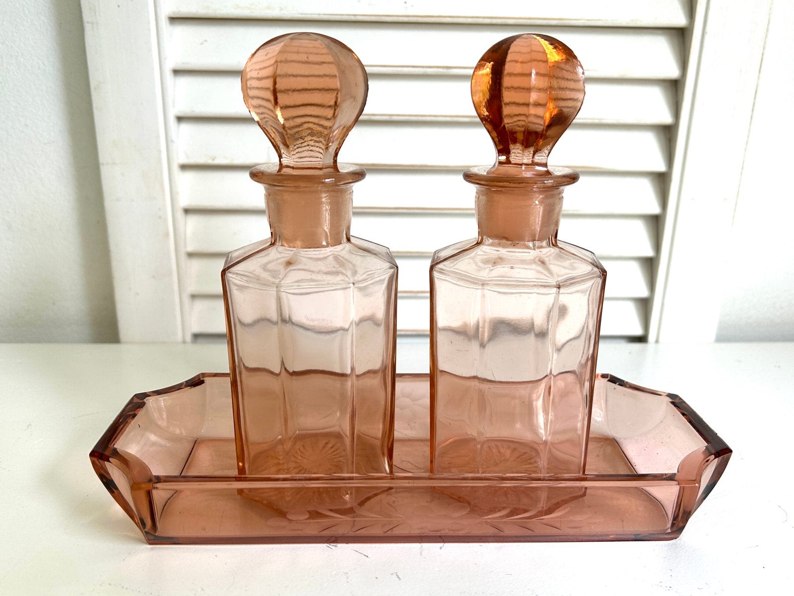 Toilettafel set twee parfumflessen op blad roze persglas, Ophalen