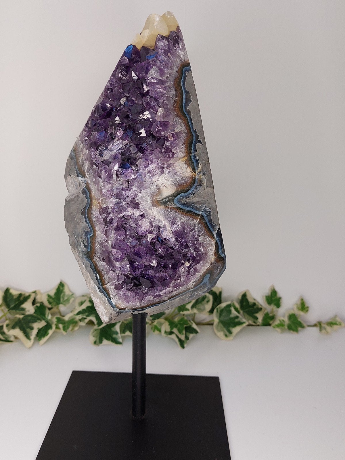Statement piece:
Prachtige grote diep paarse amethist 26cm, Ophalen of Verzenden, Mineraal