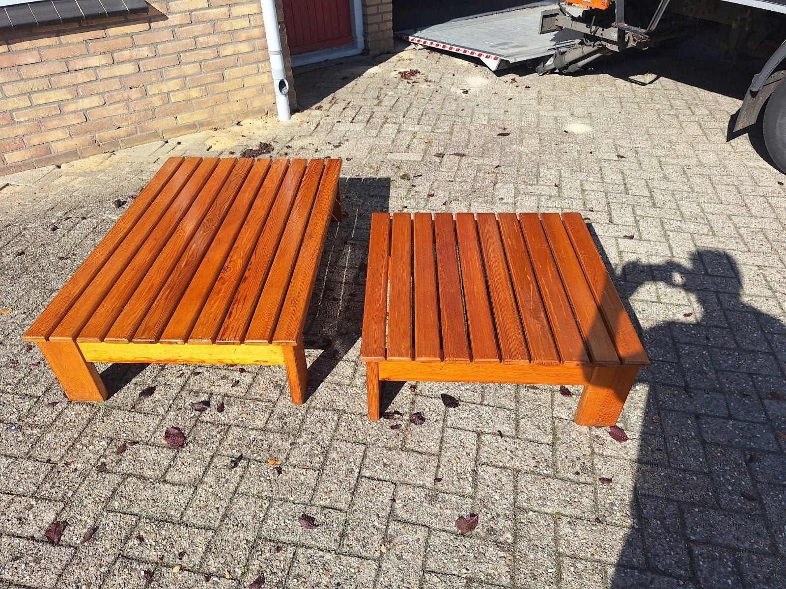 2 x vintage salontafel / lattentafel met asymmetrische poten, Ophalen
