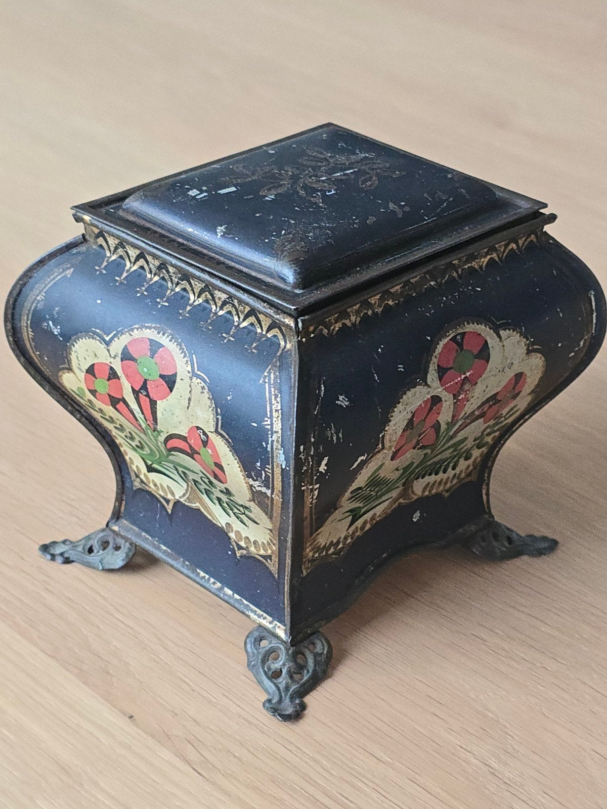 antieke 19e-eeuwse toleware theebus op pootjes €49, Ophalen of Verzenden, Overige