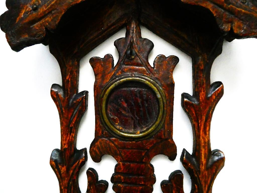 Een floraal houtgesneden zakhorloge houder 1800 - 1850, Overige onderwerpen, Houtsnijwerk, Ophalen of Verzenden, Handgemaakt