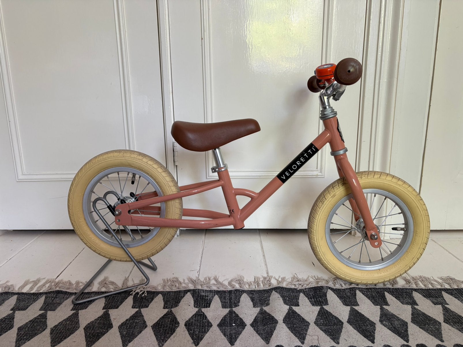 Veloretti loopfiets incl standaard, Ophalen, Zo goed als nieuw, Loopfiets