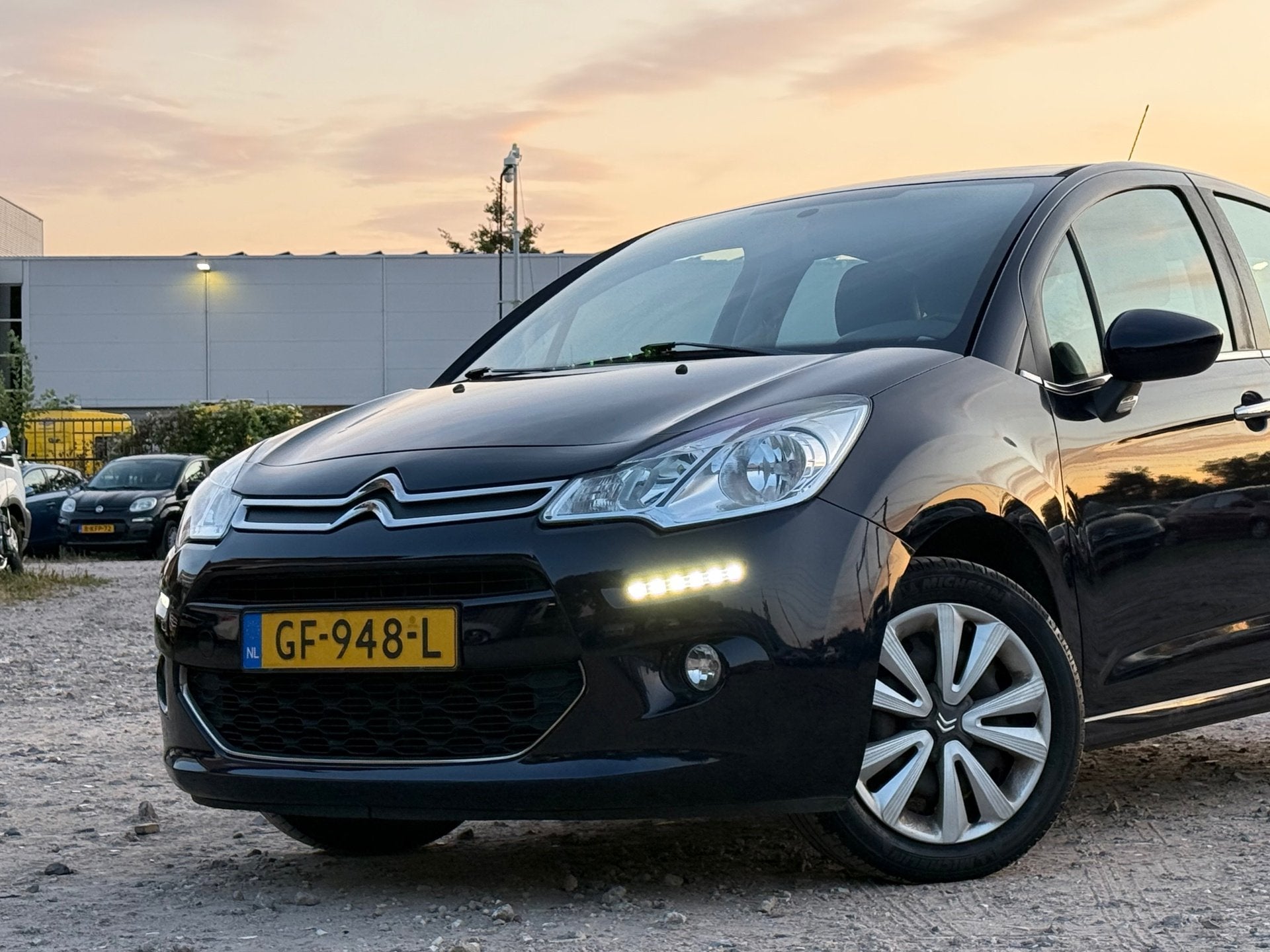 Citroen C3 1.0 PureTech Collection/ SCHERM/ LAAG KM, Auto's, Voorwielaandrijving, 450 kg, Gebruikt, 948 kg
