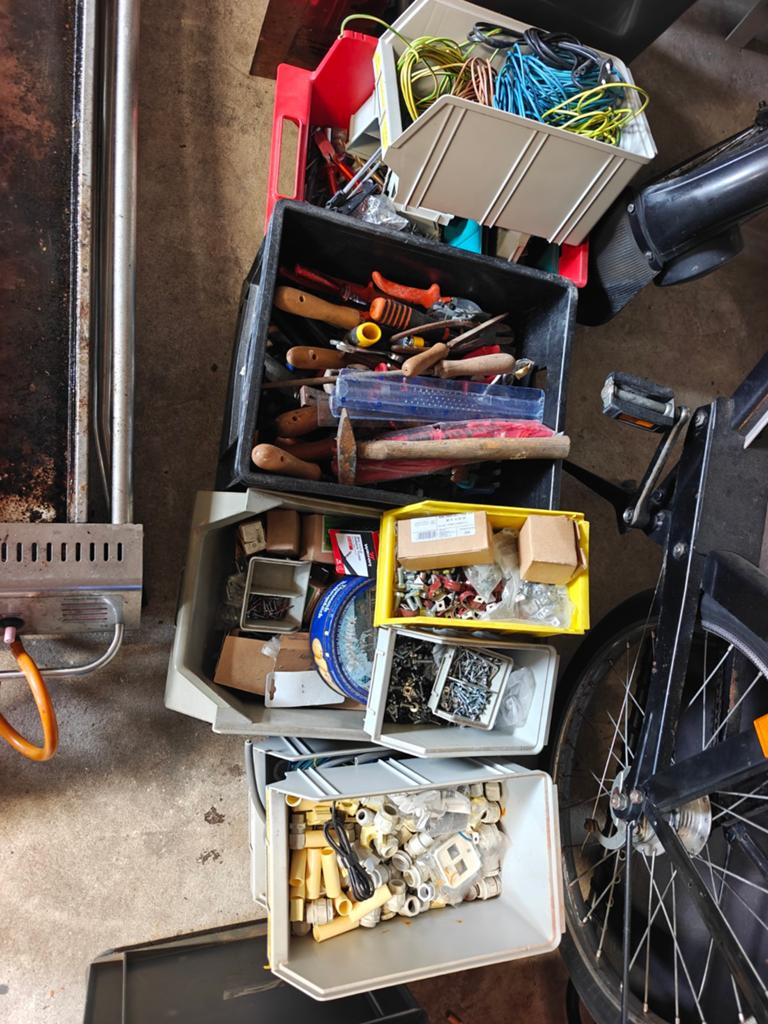 Partij handgereedschap, stukken vd draad, schroeven en boren, Ophalen