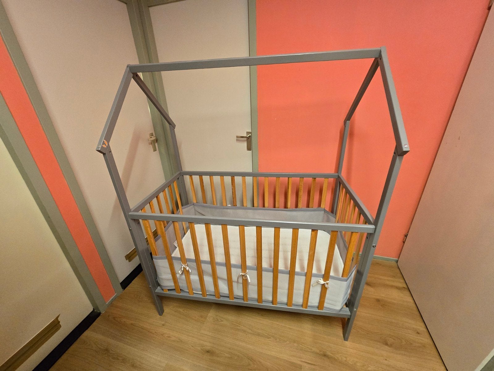Houten ledikant met matras, Ophalen, Zo goed als nieuw, Ledikant