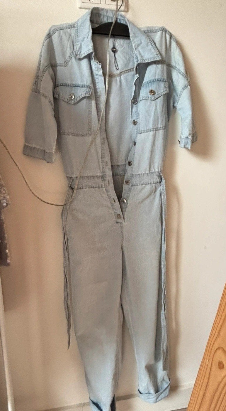 maat xs jumpsuit zgan spijkerstof lichtblauw als nieuw, Kleding | Dames, Jumpsuits, Ophalen of Verzenden, Zo goed als nieuw, Maat 34 (XS) of kleiner